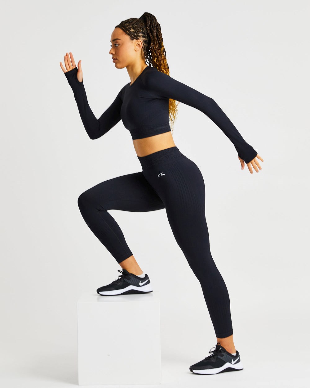 AYBL Elevate Seamless Long Sleeve Crop Top Czarne | 674901-AKE